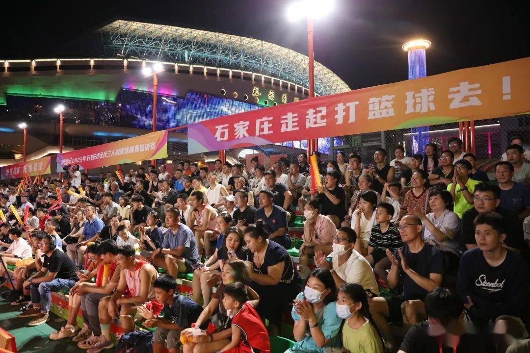  费德勒重返赛场，刷新纪录首场状态出色，巴黎圣日耳曼观众沸腾！